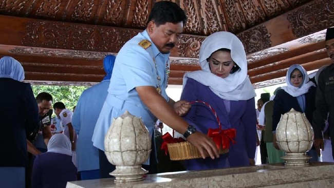 Panglima TNI Marsekal Hadi Tjahjanto menziarahi makam Bung Karno, Soeharto, dan Gus Dur sebagai rangkaian sebelum menyambut HUT ke-73 TNI.