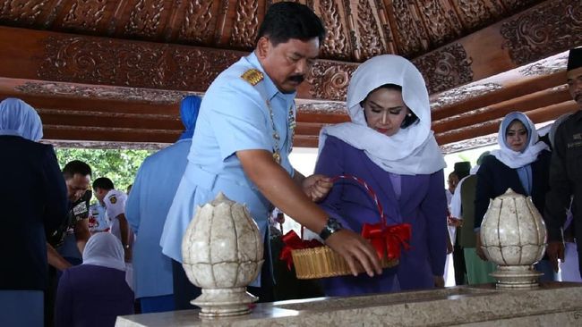 TNI Ziarahi Makam Tiga Presiden Jelang HUT ke-73 Panglima TNI Marsekal Hadi Tjahjanto menziarahi makam Bung Karno, Soeharto, dan Gus Dur sebagai rangkaian sebelum menyambut HUT ke-73 TNI.