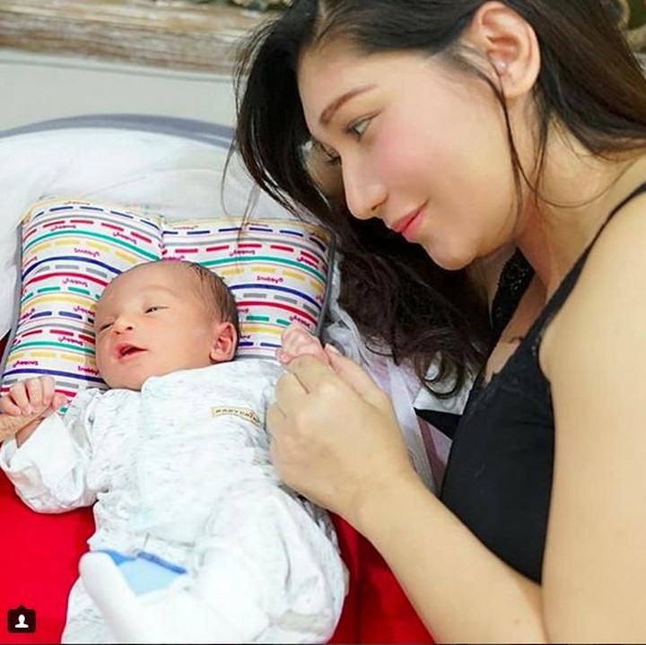<p>Sidney lagi main sama Bunda Baby. Senyumnya Sidney manis banget deh. (Foto: Instagram @babymargaretha1)</p>