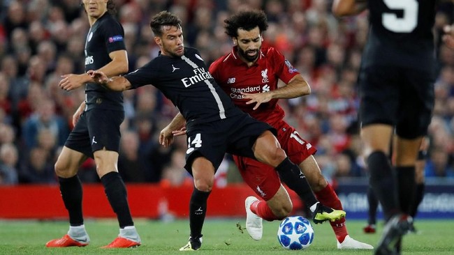Sejumlah pendukung Liverpool di media sosial mendukung Mohamed Salah menyusul insiden banting botol yang dilakukannya saat mengalahkan PSG di Liga Champions.