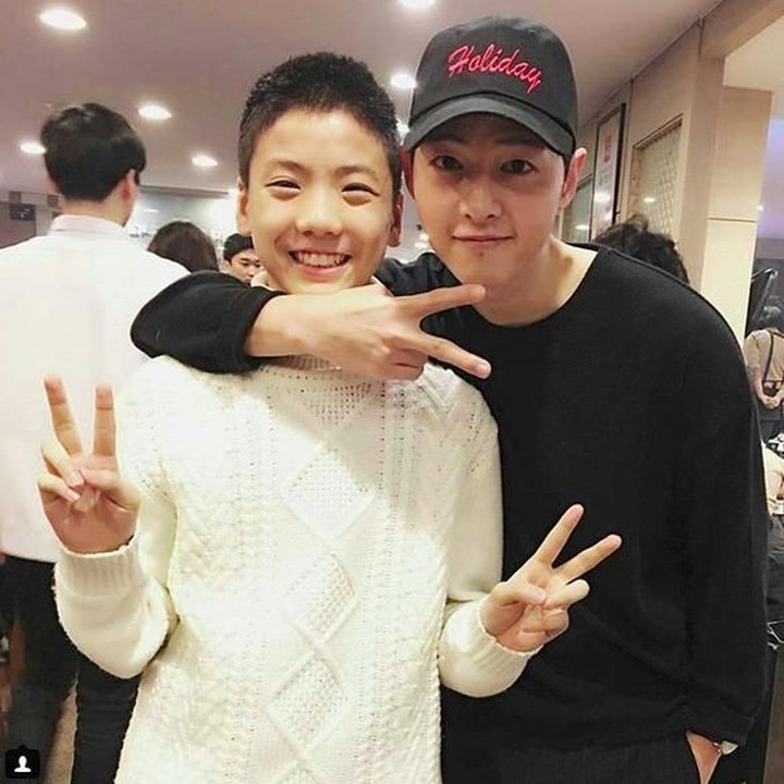 <p>Gaya andalan foto-foto. Peace! (Foto: Instagram @songjoongkionly)</p>