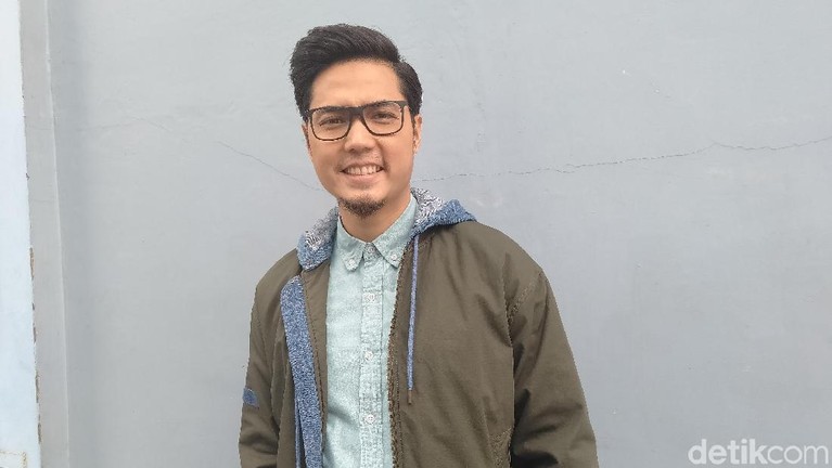 Rizky Kinos memiliki hobi baru berupa merawat burung. Bagaimana ceritanya?