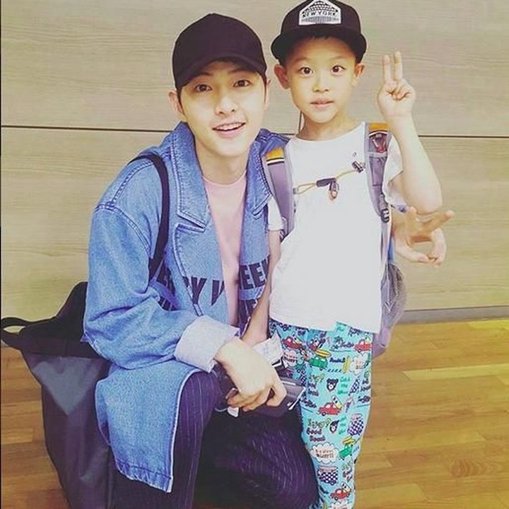 <p>Nah kalau yang ini, dua-duanya ceria. Happy deh melihatnya. (Foto: Instagram @songjoongkionly)</p>