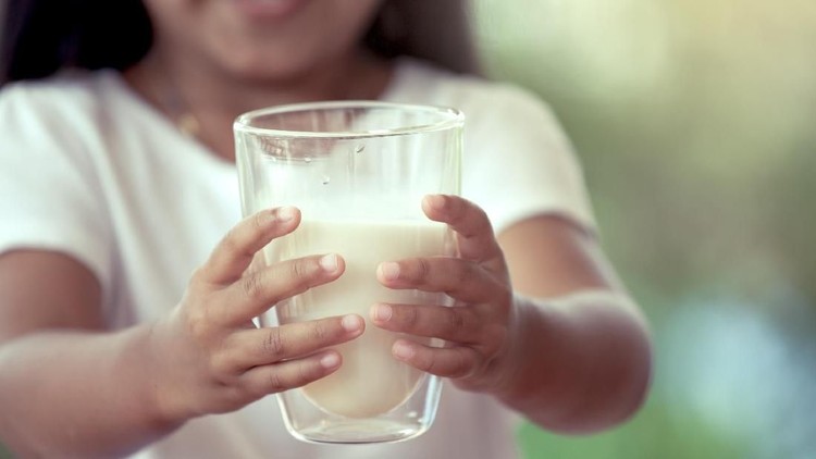 Bunda, Ini 4 Ciri-ciri Susu Sapi Basi Bunda punya stok susu sapi di rumah? Coba cek, Bun, apakah stok susu memiliki ciri-ciri susu sapi basi?