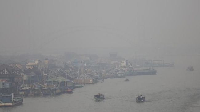 Kabut asap dapat masuk ke dalam rumah melalui celah pintu atau jendela. Berikut sejumlah cara agar udara di rumah tetap sehat.