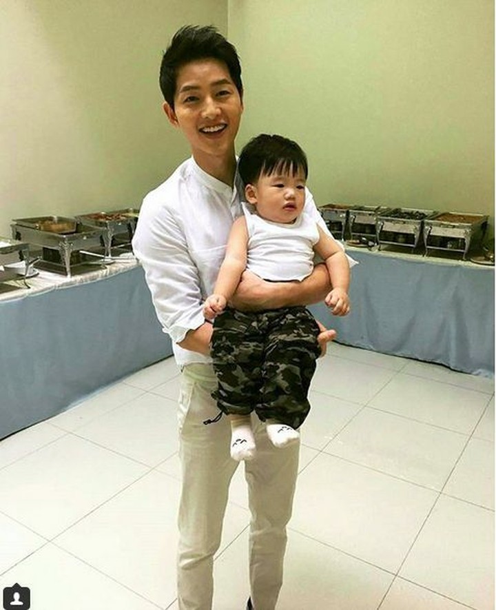 10 Foto Bukti Song Joong Ki Sosok Kebapakan Banget