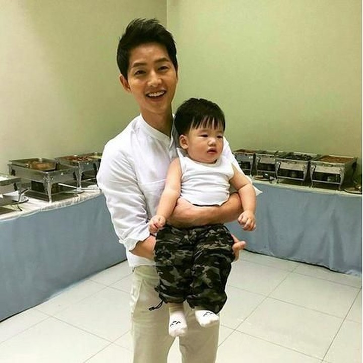 <p>Bahagia banget ya Song Joong Ki nggendong anak yang menggemaskan kayak gitu. (Foto: Instagram @songjoongkionly)</p>
