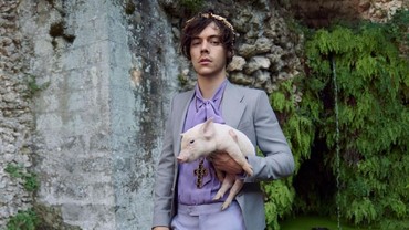 img-title Suara Harry Styles Akan Temani Penggemar Tidur Besok Malam