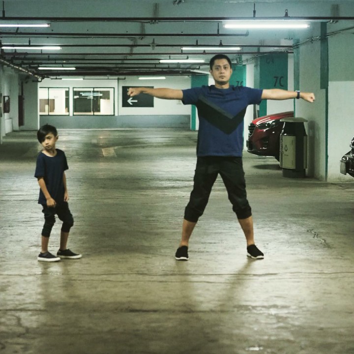 <p>Gaya Ayah Ferry juga nggak kalah seru lho saat bareng si jagoan kecil, Keefe Bazli Ardiansyah. (Foto: Instagram/ferryardiansyah19)</p>