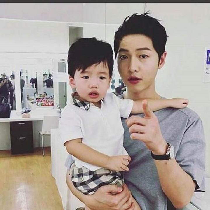 <p>Cup-cup-cup, udah jangan nangis ya, Nak. Lihat kamera yuk. (Foto: Instagram @songjoongkionly)<br /><br /></p>