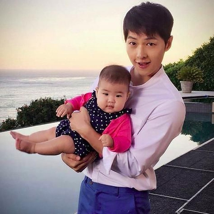 <p>Cheese!!!! Song Joong Ki kelihatannya gemas banget nih dengan anak itu. (Foto: Instagram @songjoongkionly)</p>