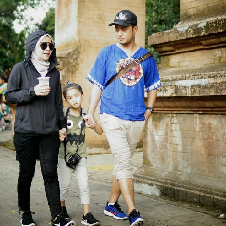 <p>Hmm, apa yang ada di pikiran Bunda Tasya, Ayah Ferry dan si kecil Keefe? (Foto: Instagram/ferryardiansyah19)</p>