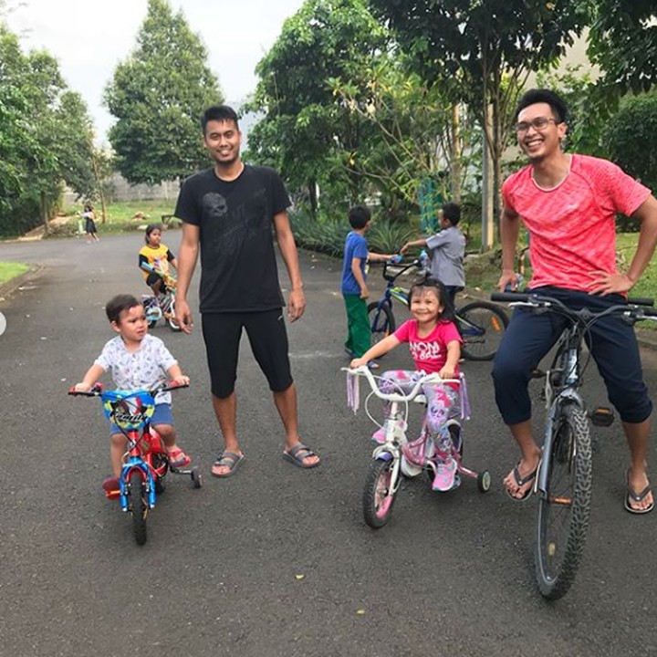 <p>Nggak cuma di lapangan bertemu, sesama pebulutangkis juga ada playdate dengan anak-anaknya, nih. Seperti Mohammad Ahsan dan Tontowi Ahmad ini. (Foto: Instagram @king.chayra)</p>