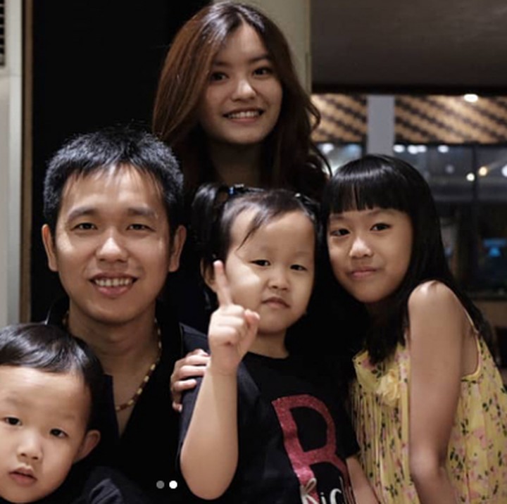<p>Bersama anak-anak dan keponakannya, Hendra Setiawan selalu meluangkan waktu untuk kumpul dengan keluarga. [Foto: Instagram @hendrasansan]</p>