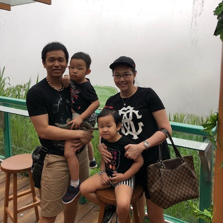 <p>Family time dengan keluarga kecil, minus Russell nih. [Foto: Instagram @hendrasansan]</p>