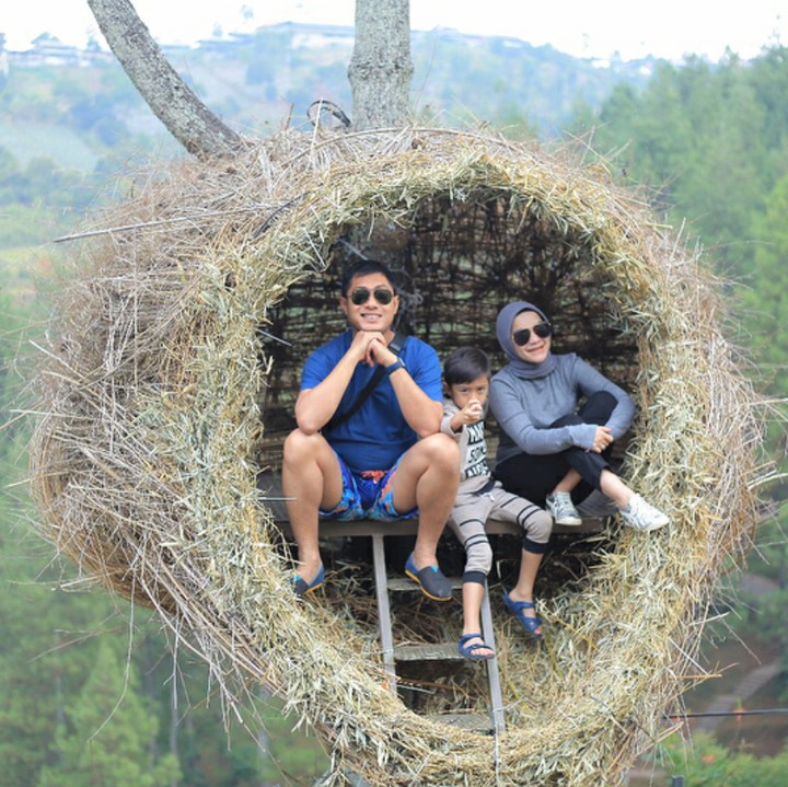 <p>Gaya Tasya Nur Median, Ferry Ardianysah dan si kecil seru banget kan? (Foto: Instagram/ferryardiansyah19)</p>