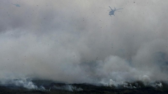 Salah satu helikopter pemadam kebakaran dapat mendarat dengan aman tanpa ada laporan cedera di antara dua orang di dalamnya.