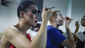 FOTO: Bertahan Jadi Drag Queen di China karena 'Kinky Boots'