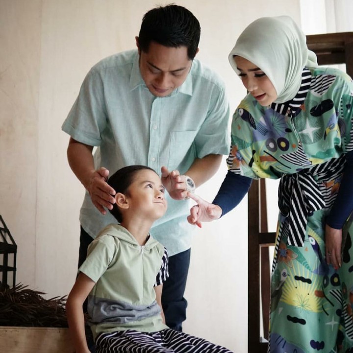 <p>Keefe lagi diapain ya sama ayah dan bundanya? Hi-hi-hi. (Foto: Instagram/ferryardiansyah19)</p>