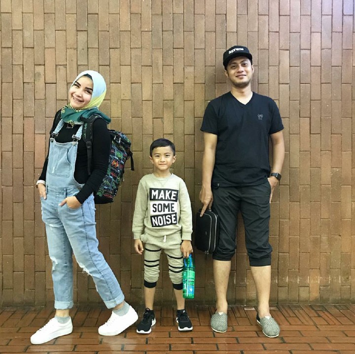 <p>Wah, kompak banget sih gaya ayah, bunda, dan anaknya ini. (Foto: Instagram/tasyanurmedina)</p>