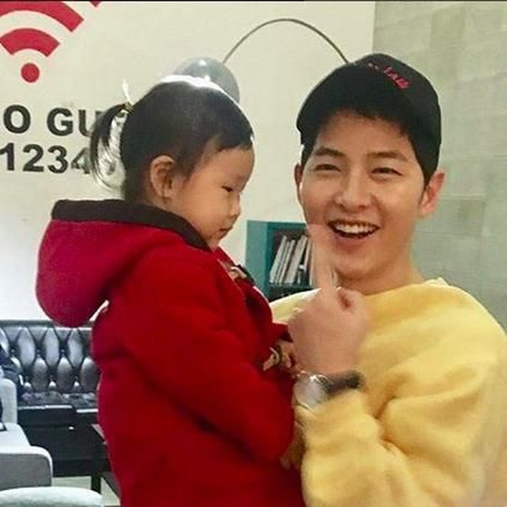 <p>Kalau yang ini anaknya malu-malu, Bun. Nggak apa-apa deh yang penting udah foto bareng Song Joong Ki. (Foto: Instagram @songjoongkionly)</p>