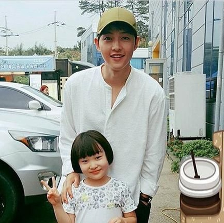 <p>Selalu aja Song Joong Ki tersenyum saat berfoto bersama anak-anak. (Foto: Instagram @songjoongkionly)</p>