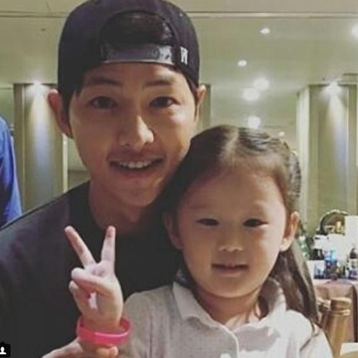 <p>Song Joong Kii dengan muka ramah selalu meladeni foto fans ciliknya. So sweet! (Foto: Instagram @songjoongkionly)</p>