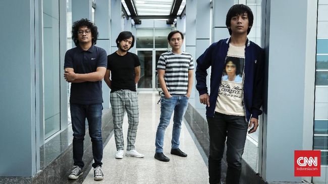 Band d'Masiv mengisahkan jatuh cinta yang mereka rasakan kala mengejar untuk bisa menyanyikan ulang lagu 'Selamat Jalan Kekasih'.
