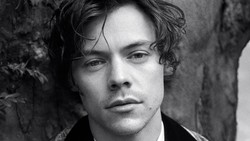 Potong Rambut Gondrongnya, Ini Penampilan Baru Harry Styles