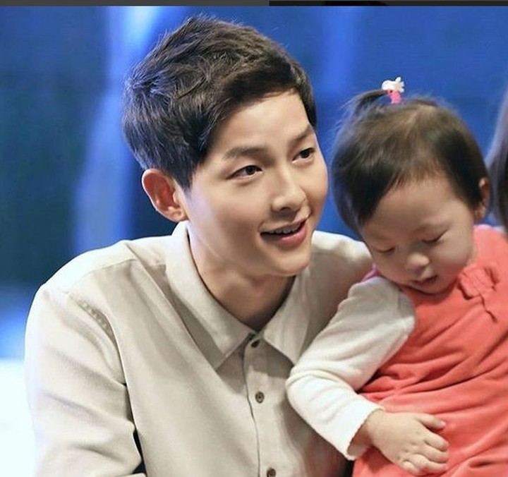 10 Foto Bukti Song Joong Ki Sosok Kebapakan Banget