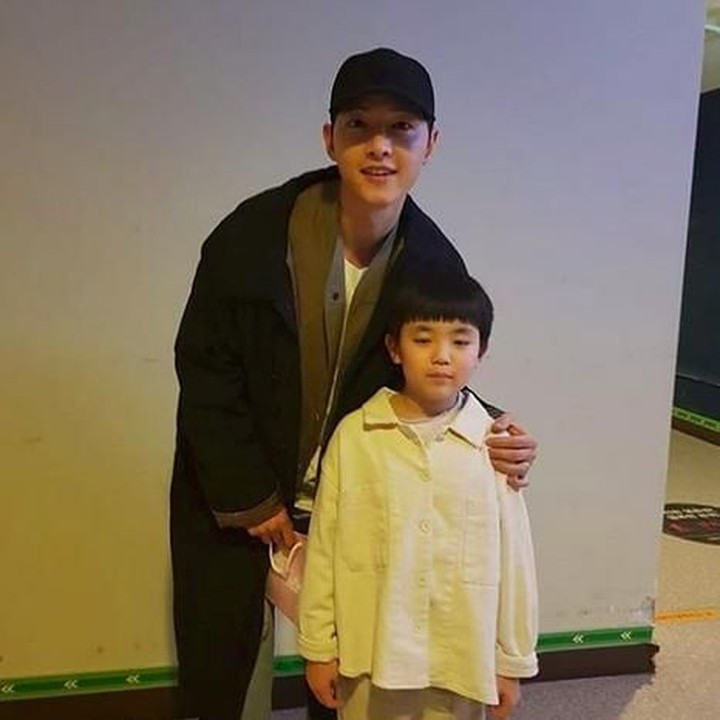 <p>Mana ekspresinya saat foto bareng Song Joong Ki, Nak? (Foto: Instagram @songjoongkionly)</p>