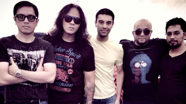 Vokalis band Element Lucky Widja tutup usia pada Minggu (25/1) malam.