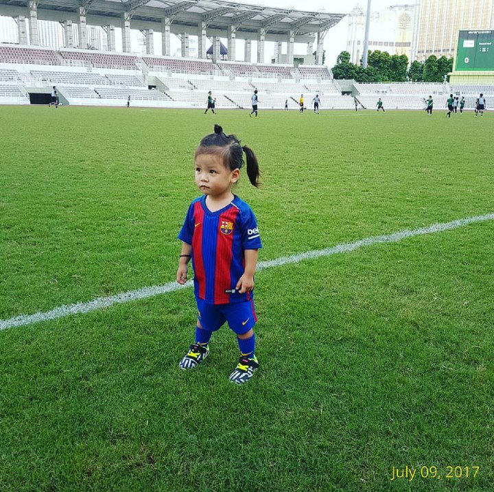 <p>Lho kok bengong di lapangan, Nak? Mana bolanya? Hi-hi-hi. (Foto: Instagram/cb.cunha)</p>