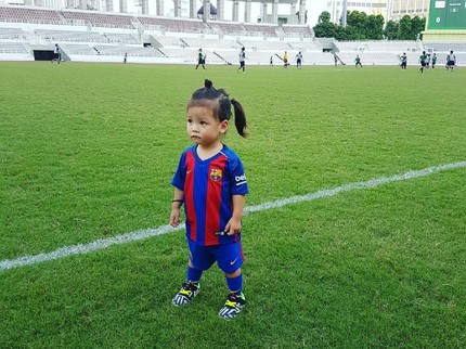Potret Menggemaskan Anak-anak Pakai Jersey Barcelona FC