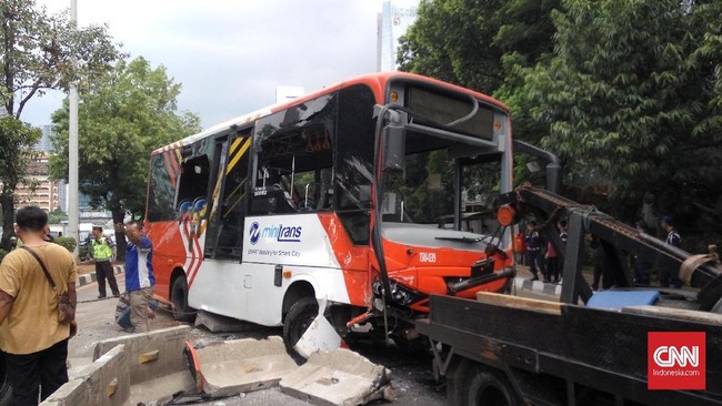 Kepolisian menyebut pemicu tergulingnya bus Minitrans milik PT Transjakarta jurusan Manggarai-Blok M yang terguling adalah sopir yang kurang konsentrasi.