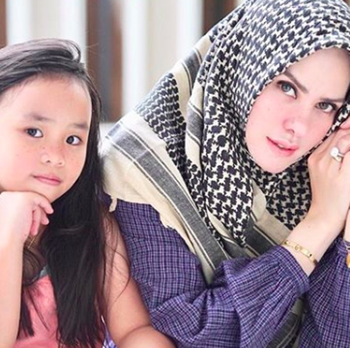 <p>Aih, gayanya bisa samaan gitu ya. Kompak banget deh. (Foto: Instagram/ @angellelga)  </p>