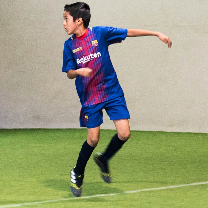 <p>Semangat, Nak! Kamu pasti bisa mengikuti jejak Lionel Messi, he-he-he. (Foto: Instagram/gotroysports)</p>