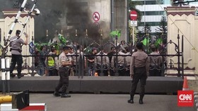 HMI Bakar Ban di Depan Mabes Polri
