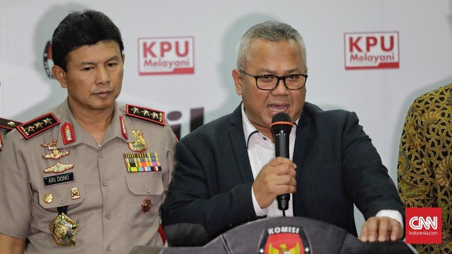 Selain kedap air, kotak suara berbahan kardus pengganti kotak berbahan aluminium di pemilu 2019 menurut KPU mampu menahan bobot tubuh manusia.