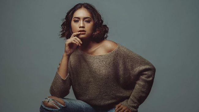 Andini berpesan kepada perempuan lain agar berani mengambil sikap saat disakiti. Seperti yang dilakukannya dalam video musik 'Done With You' ini.