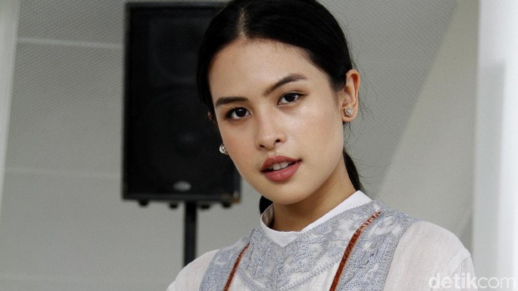 Maudy Ayunda Artis di fashion show sapto djojokartiko