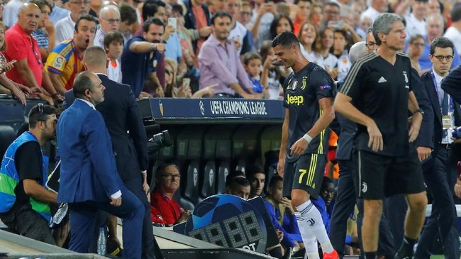 Penyerang Juventus Cristiano Ronaldo tetap berpeluang tampil melawan Manchester United di Old Trafford meski mendapat kartu merah saat melawan Valencia.