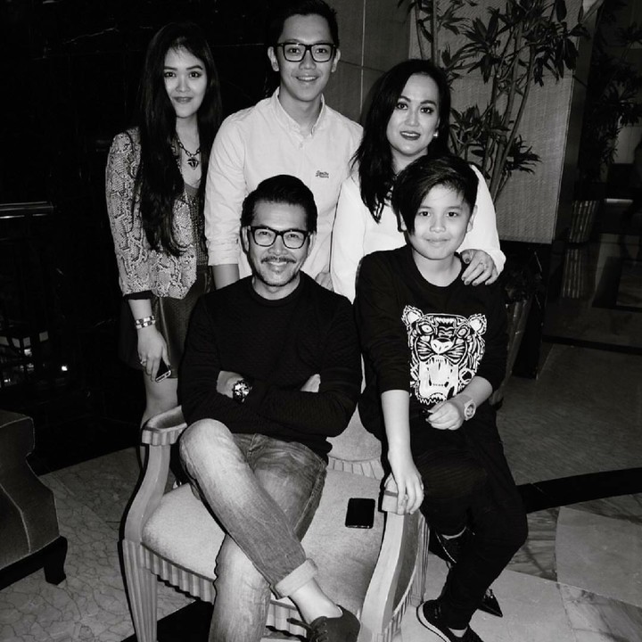 <p>Foto dengan suasana hitam putih juga kalah oke lho dijadikan konsep foto bareng keluarga. (Foto: Instagram/ferrysal1m)</p>