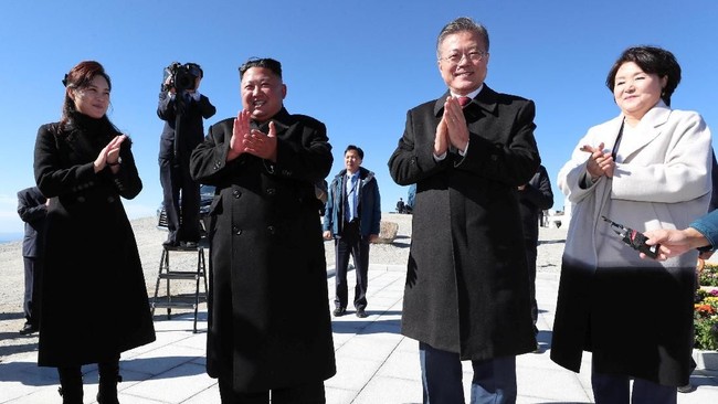 Mimpi nomor satu presiden Korea Selatan, Moon Jae-in, akhirnya terwujud setelah ia berhasil mendaki gunung Paektu di Korea Utara bersama Kim Jong-un.