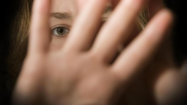 Alih-alih terbuka dan melapor, sebagian korban kekerasan seksual justru kerap takut dan memendam masalah. Berikut yang bisa dilakukan jika Anda termasuk korban.
