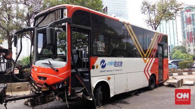 Seorang pegawai kementerian keuangan, Widhi Ridlo Saputro meninggal setelah sepeda motor yang dikendarainya mengalami kecelakaan dengan Bus Transjakarta.
