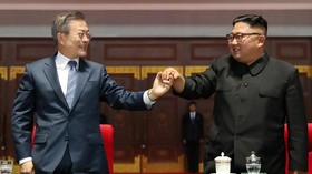 Demi Denuklirisasi, Moon Rela Temui Kim Jong-un di Mana Saja