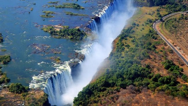 5 Air Terjun Terbesar di Dunia Air terjun terbesar tak cuma diukur dari tinggi atau curamnya, tapi juga dari bentang luas, debit air, dan derasnya arus. Berikut air terjun terbesar di dunia.