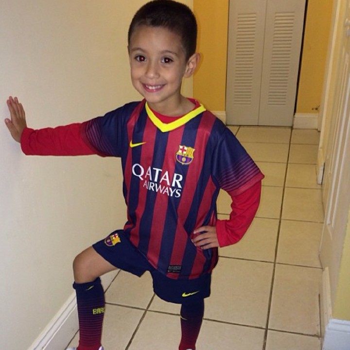 <p>Ayo, Bun, aku udah siap latihan pakai jersey Barcelona nih. (Foto: Instagram/nella0527)</p>