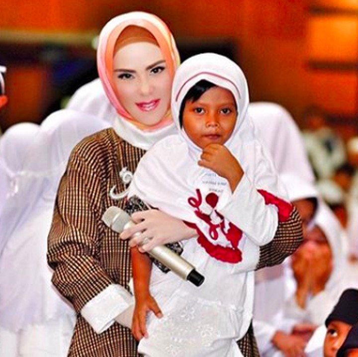 <p>Apa perasaan gadis kecil ini saat digendong Angel Lelga ya? Gugup, malu, atau diam-diam happy. He-he-he. (Foto: Instagram/ @angellelga)</p>